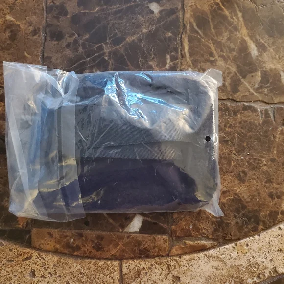 Lululemon Athletica Everywhere Belt Bag, Black Sherpa , 7.5 x 5 x 2 inches NWT - Picture 3 of 3